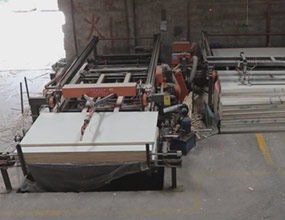 無人操作全自動鋸邊機(jī)